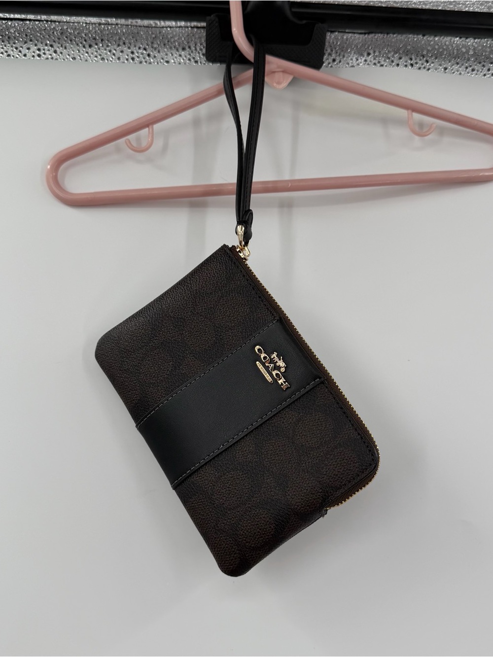 Coach corner zip wristlet nwt walnut black